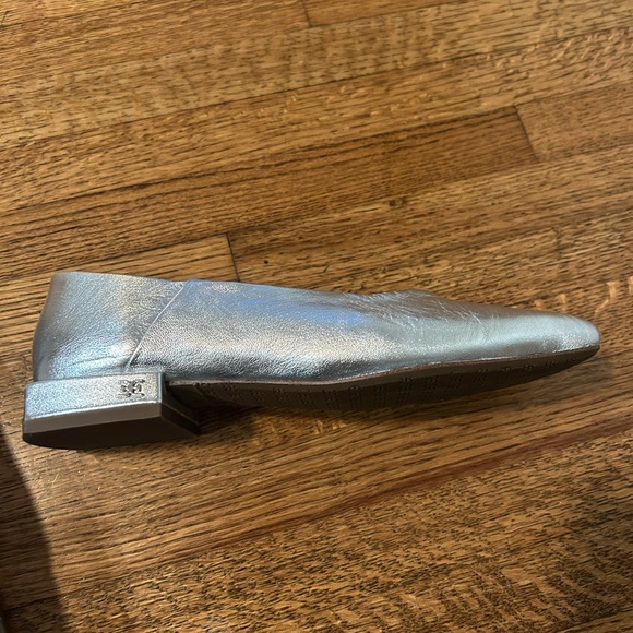 Sam Edelman Kacey Silver Flats- size 6 - Picture 6 of 9